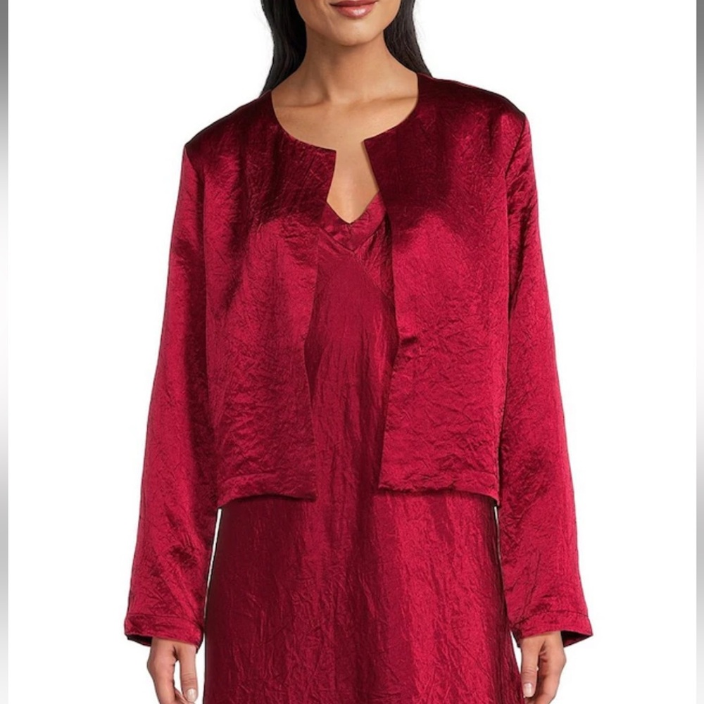 NWT Eileen Fisher
Textured Satin Round Neck Long Sleeve Cropped Jacket